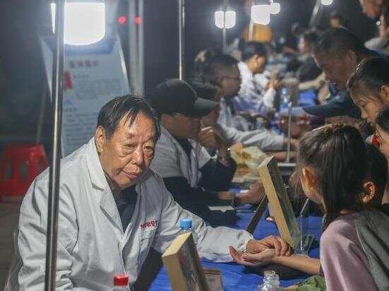  中醫(yī)進(jìn)社區(qū)擺“夜市”受民眾歡迎
